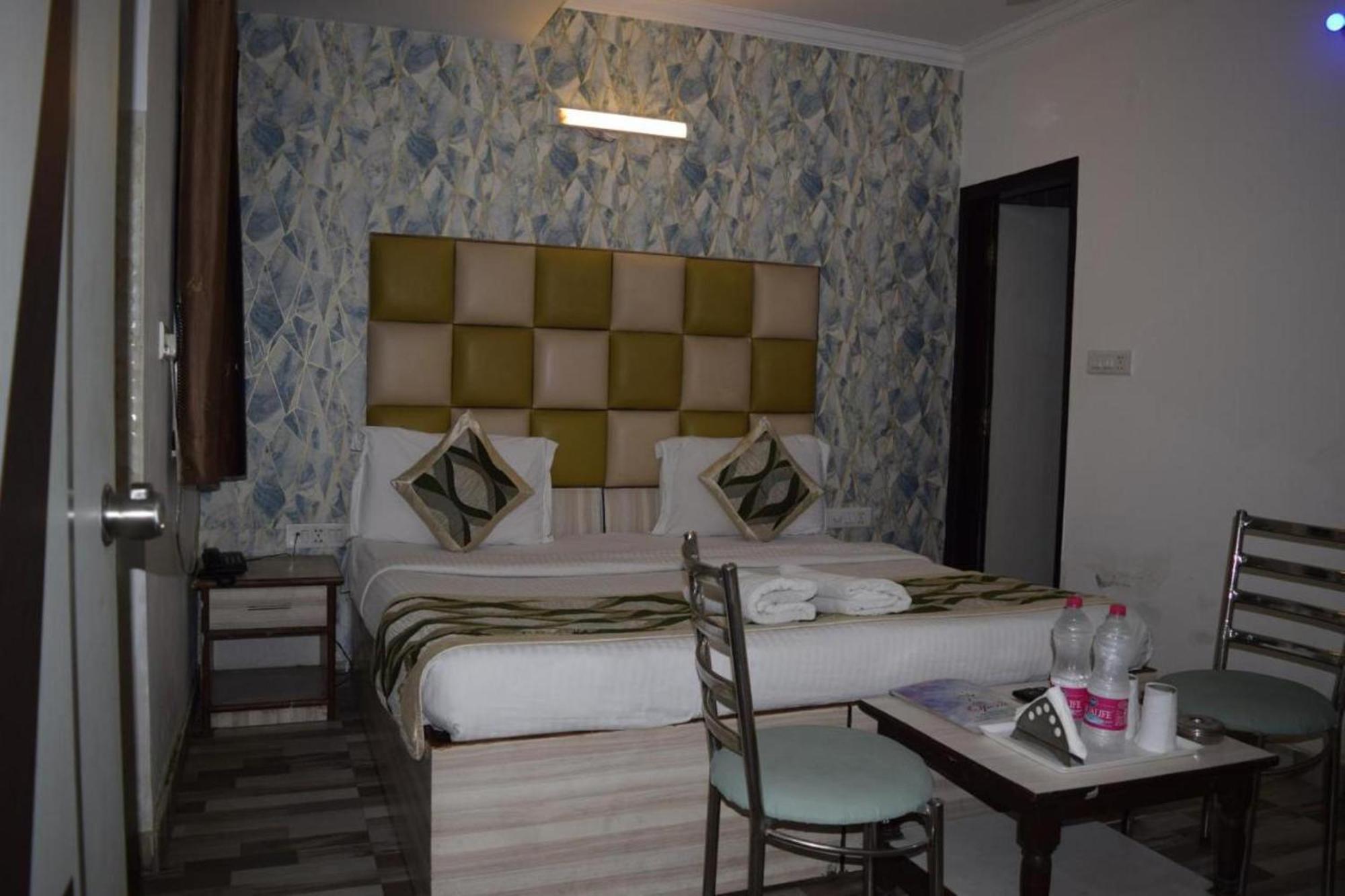 Hotel Clink New Delhi Airport Exterior foto