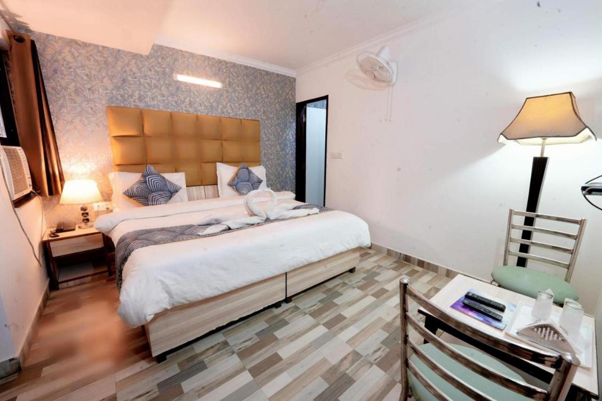 Hotel Clink New Delhi Airport Exterior foto